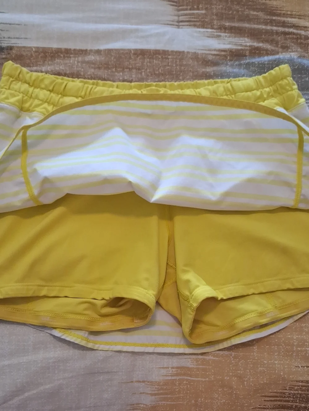 Lululemon Run: Track Attack Skirt Twin Stripe Sizzle Yellow White ** Size 10
